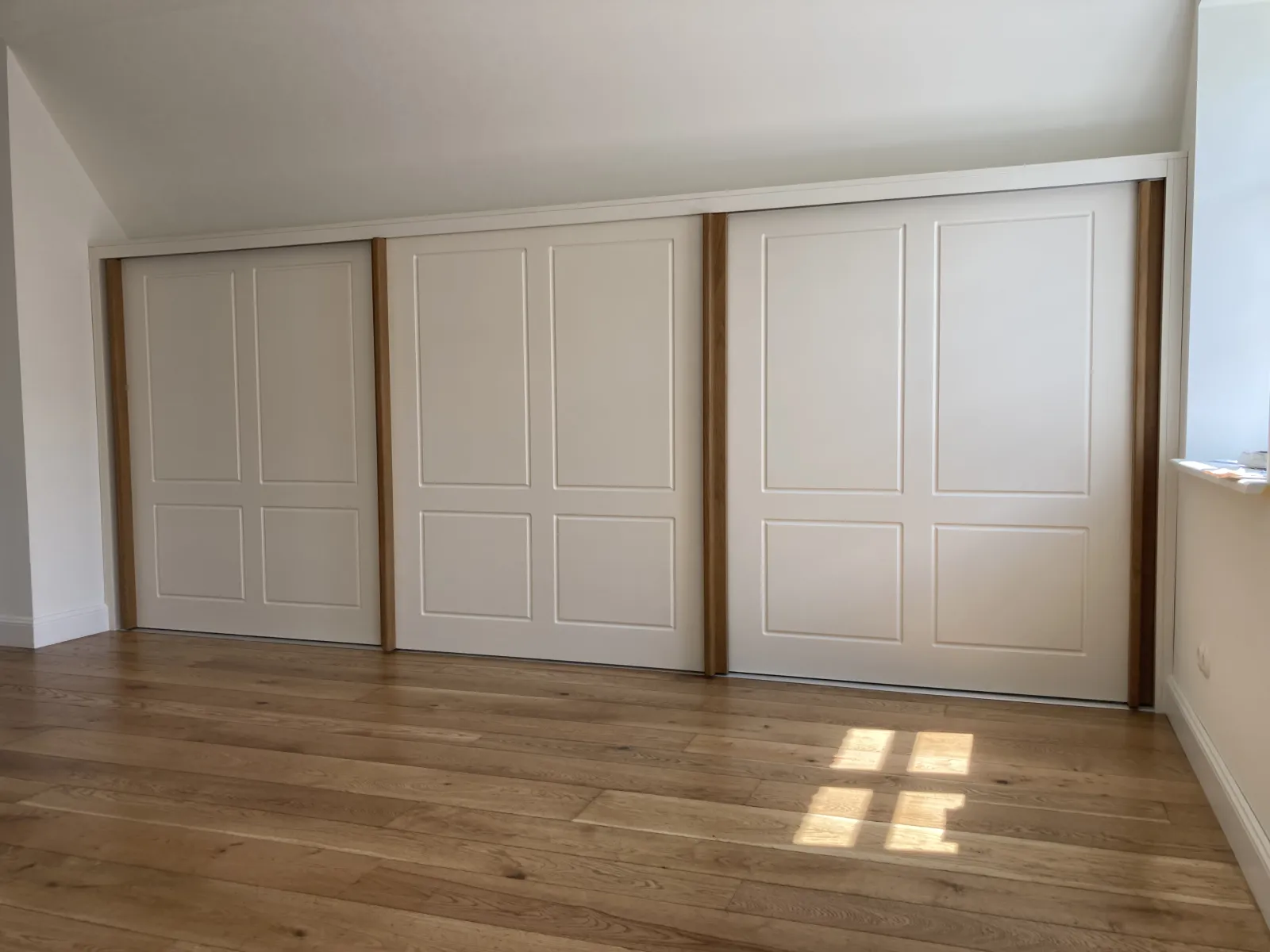 Dachschrägenschrank mit Schiebetüren LA