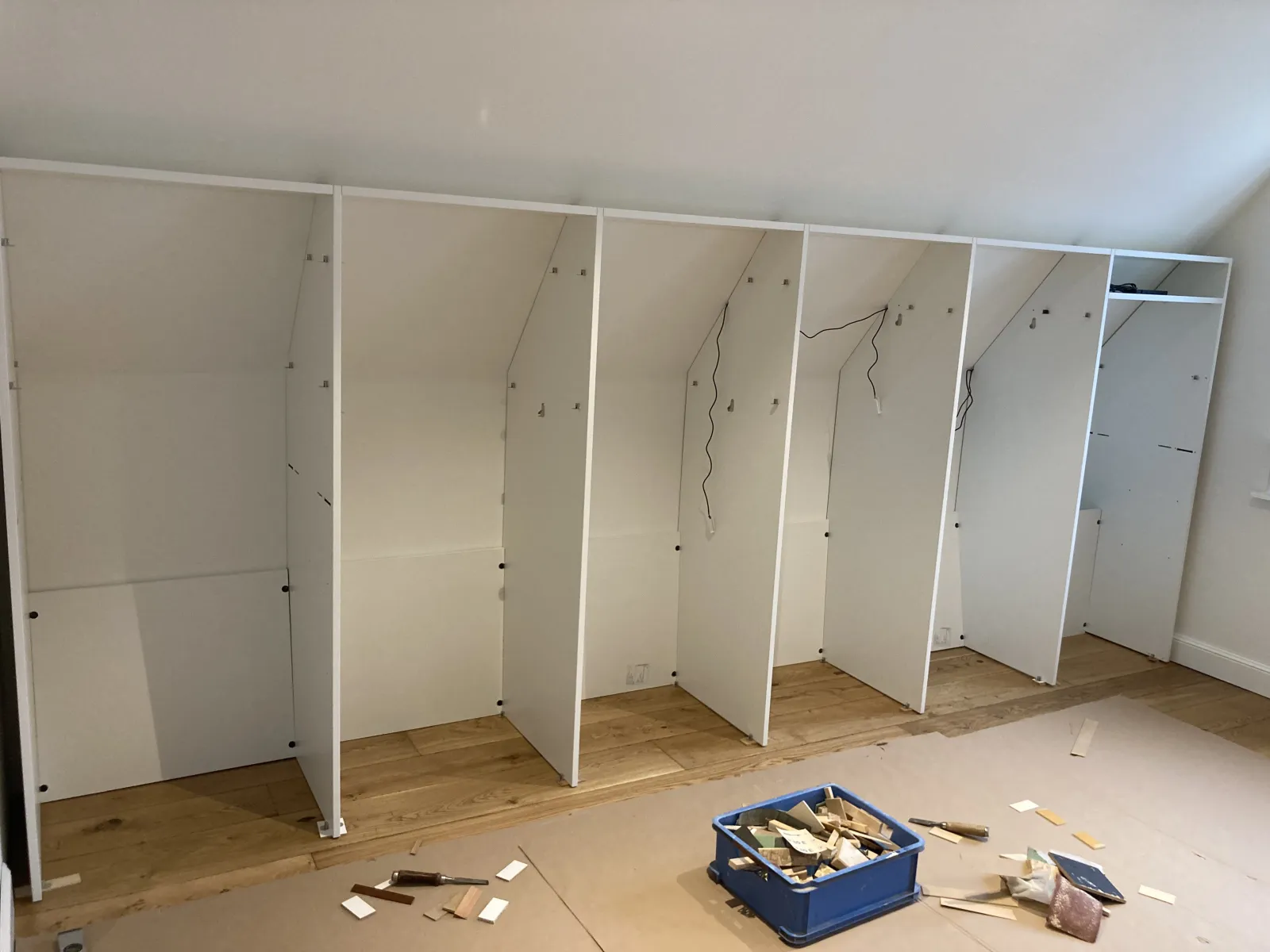 Dachschrägenschrank mit Schiebetüren LA