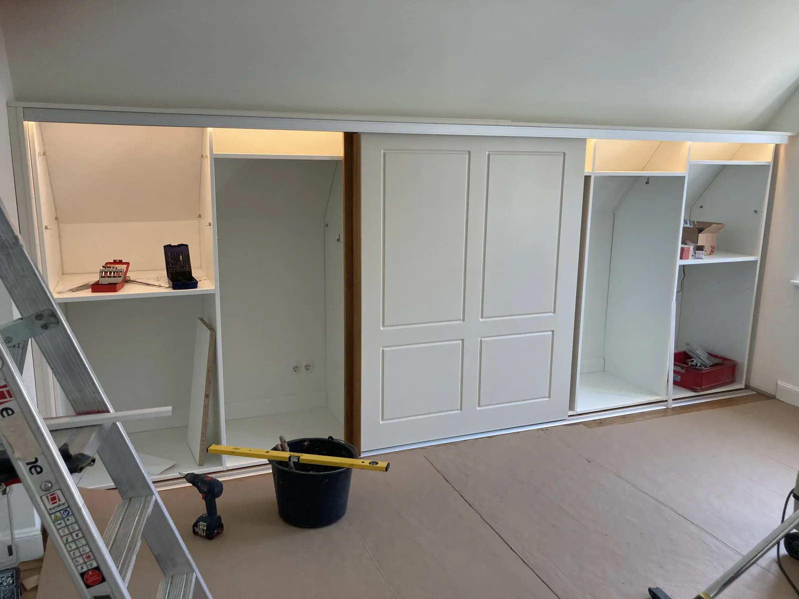 Dachschrägenschrank mit Schiebetüren LA