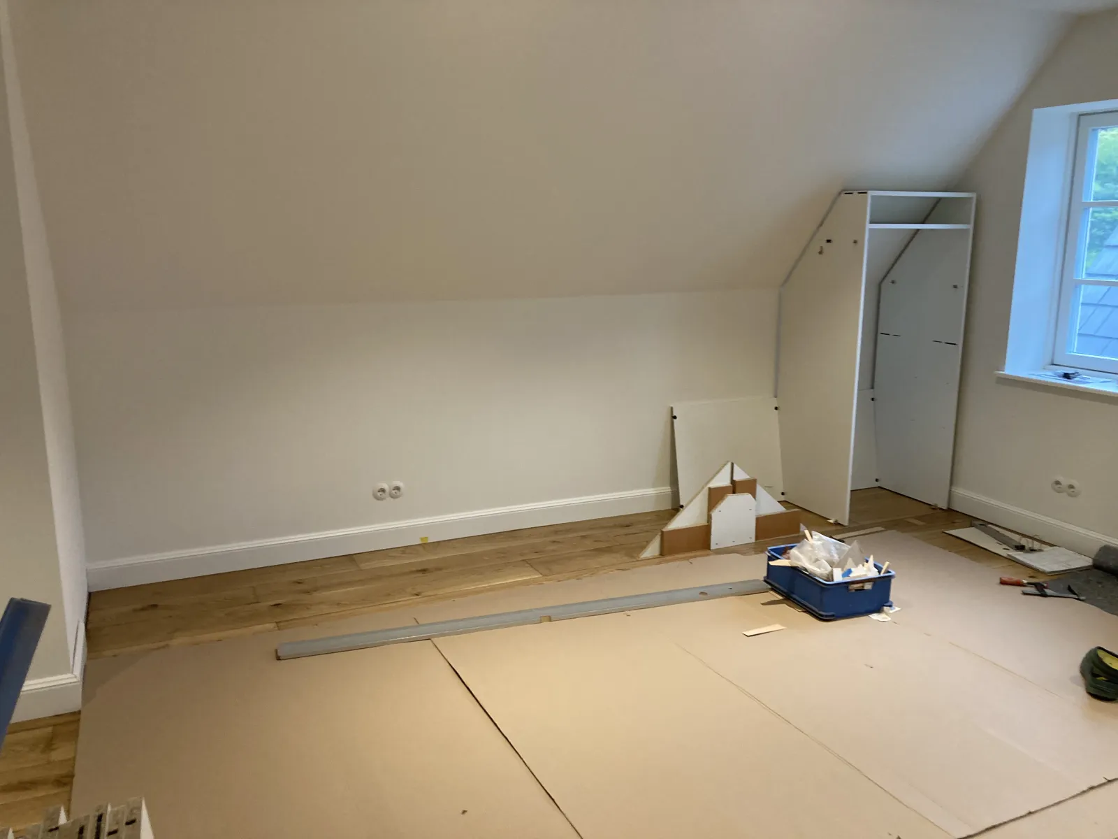 Dachschrägenschrank mit Schiebetüren LA