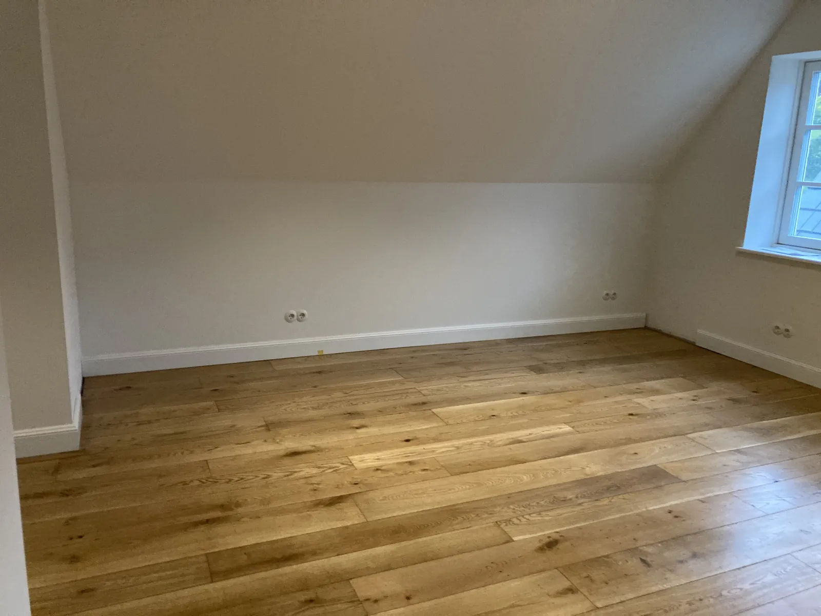 Dachschrägenschrank mit Schiebetüren LA